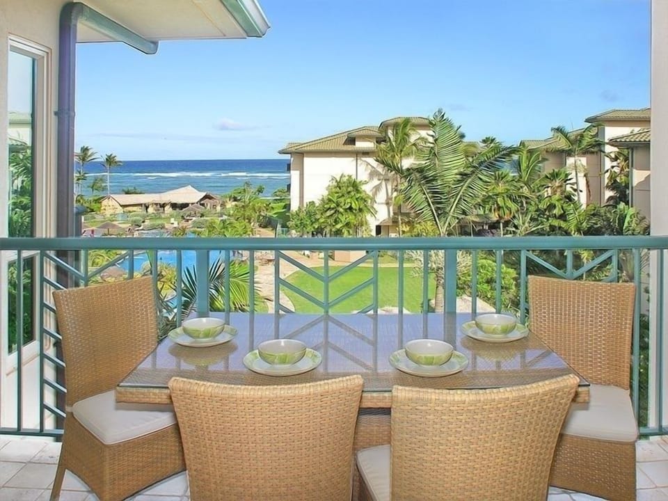 Lanai with dining area