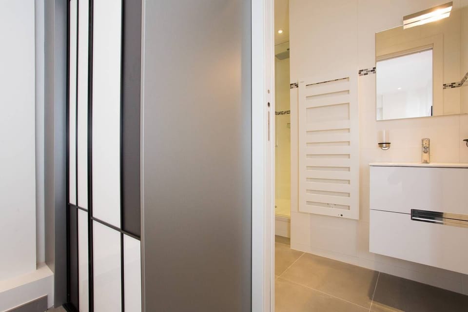 Shower room that belongs to the 2nd bedroom