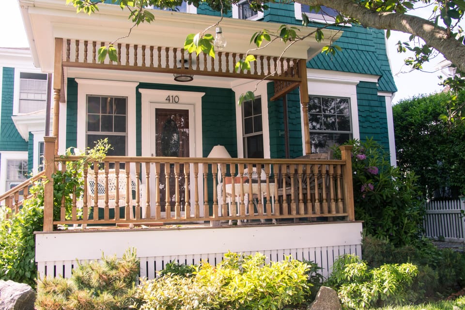 Great hangout porch facing Commercial Street and Provincetown Harbor!