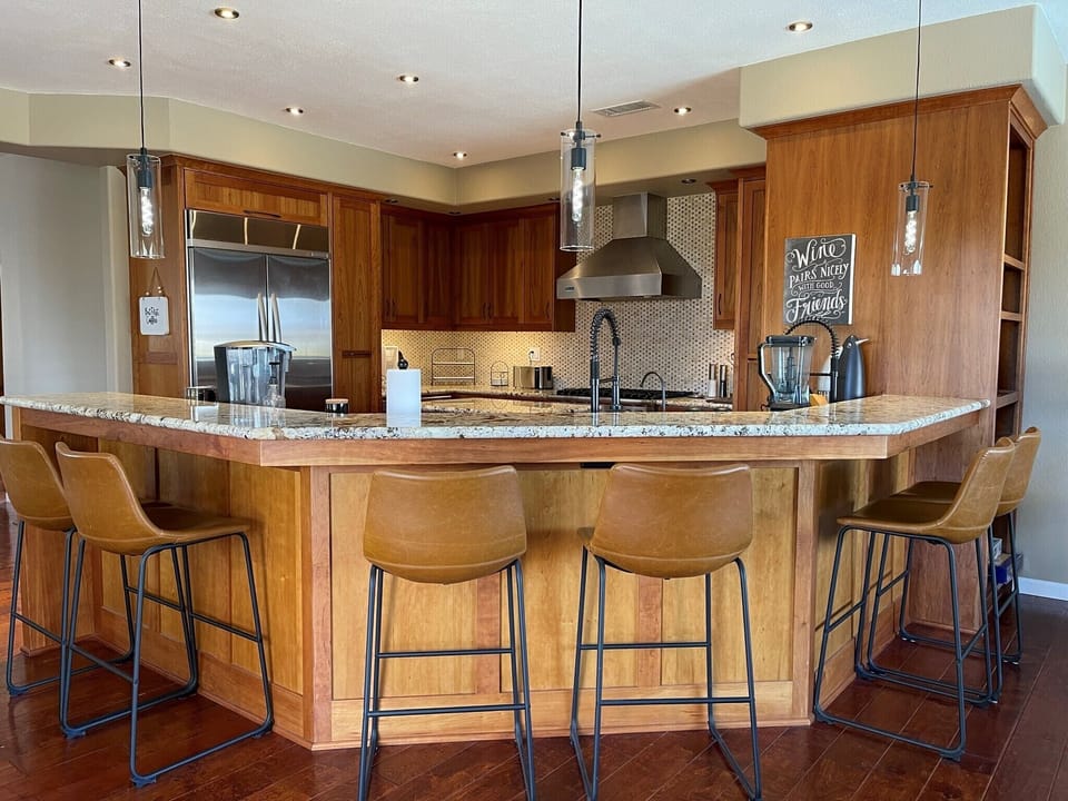 Spacious bar seating for 6!
