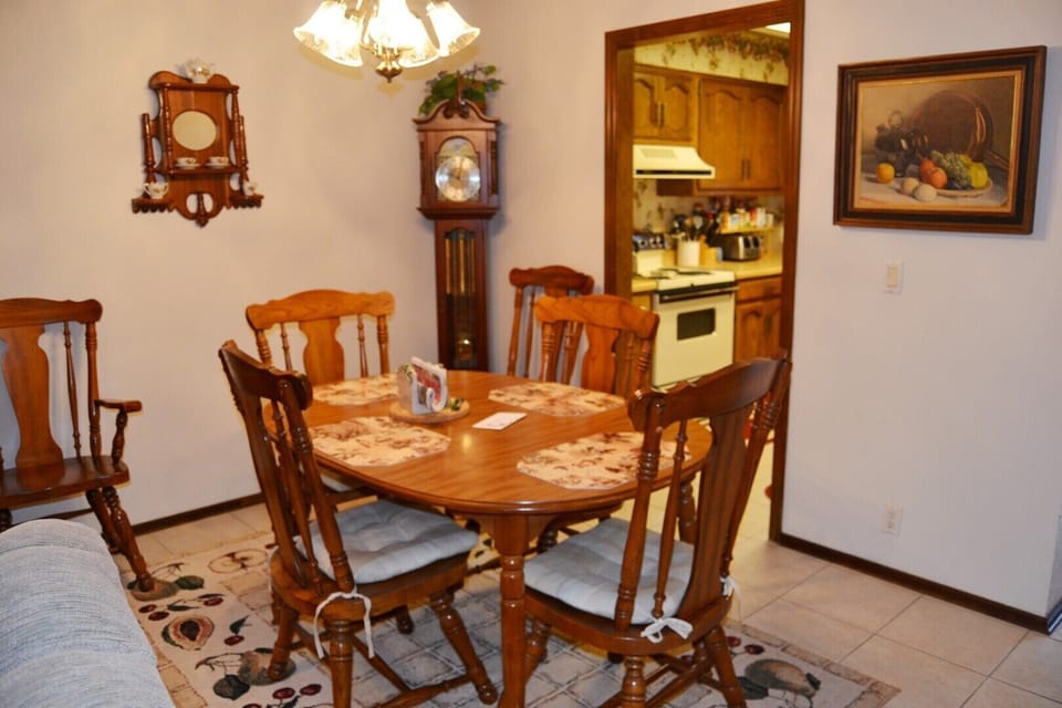 23TomiLn-Dining Area