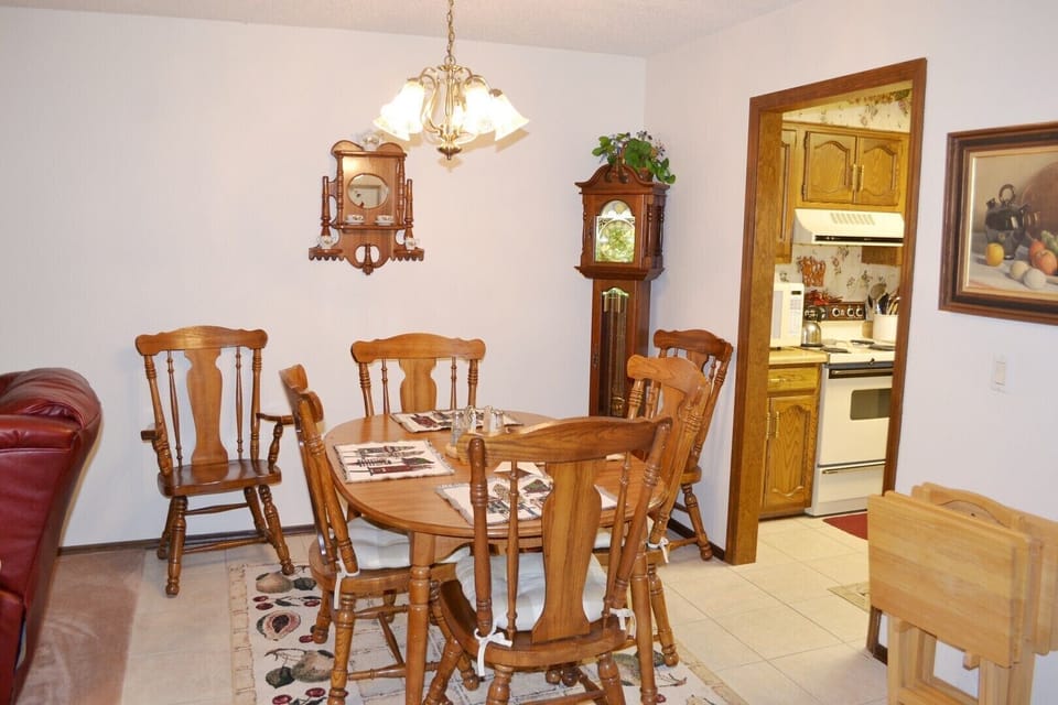 23TomiLn-Dining Area (2)