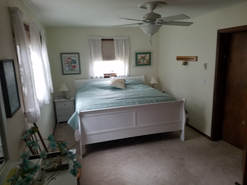 Master Bedroom (1st floor) - King