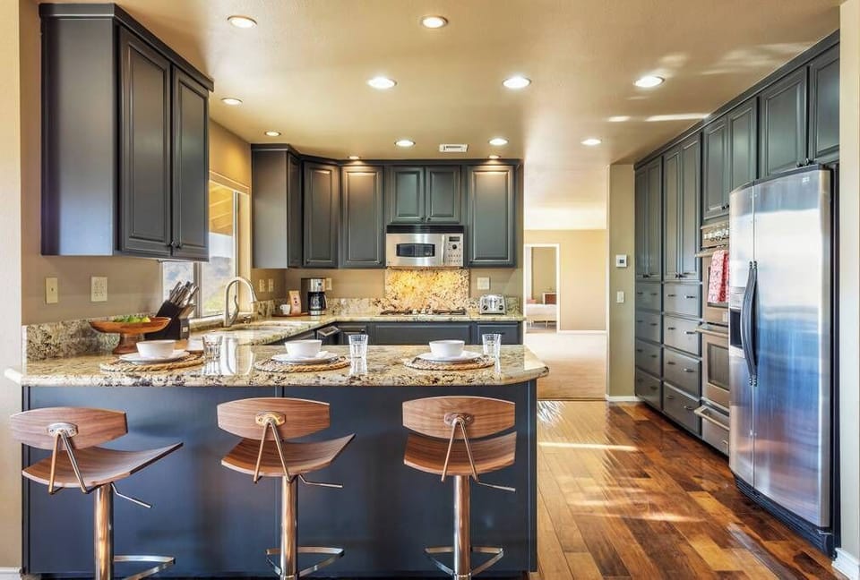 Kitchen with bar counter