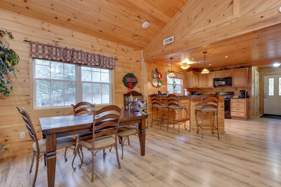 Dining Area - Breakfast Bar