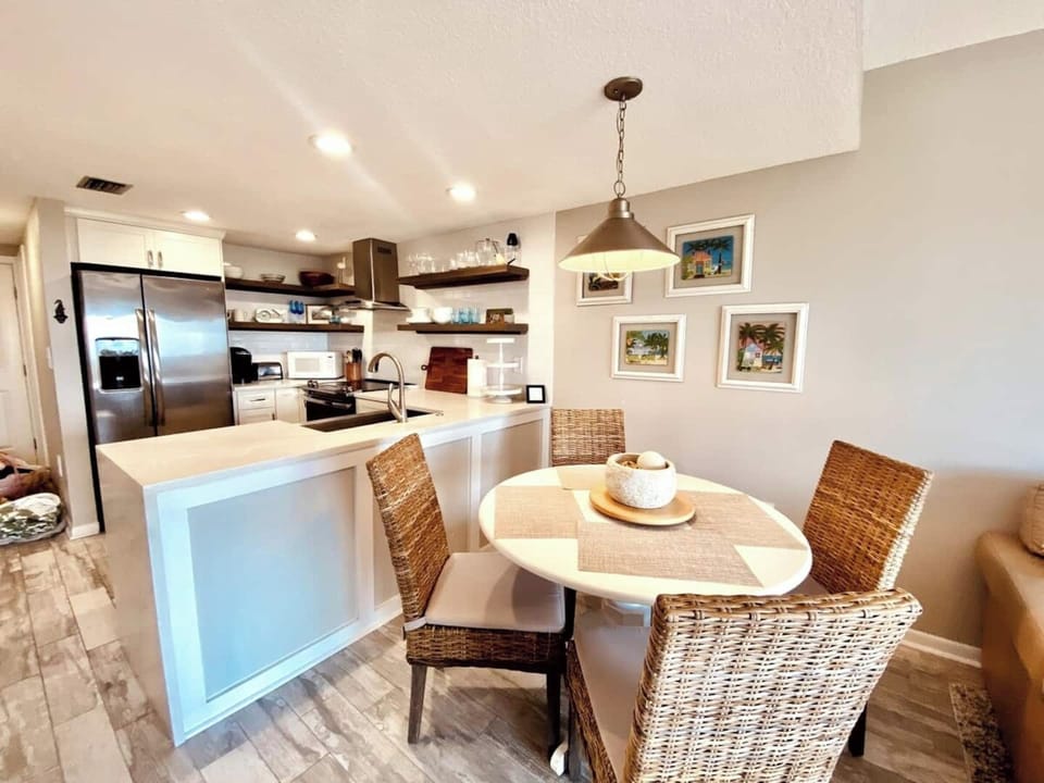Lovely eating area, can also function as workspace for longer stays