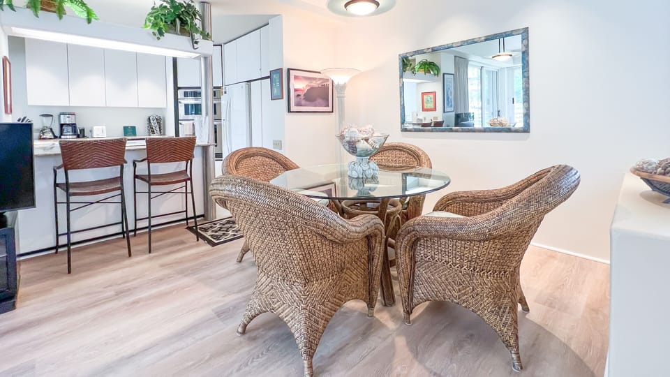 Dining room w/seating for 4 .
