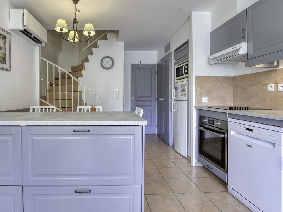 Cabinetry, Building, Property, Furniture, Mirror, Countertop, Kitchen Appliance, Kitchen Stove, Lighting, Interior Design