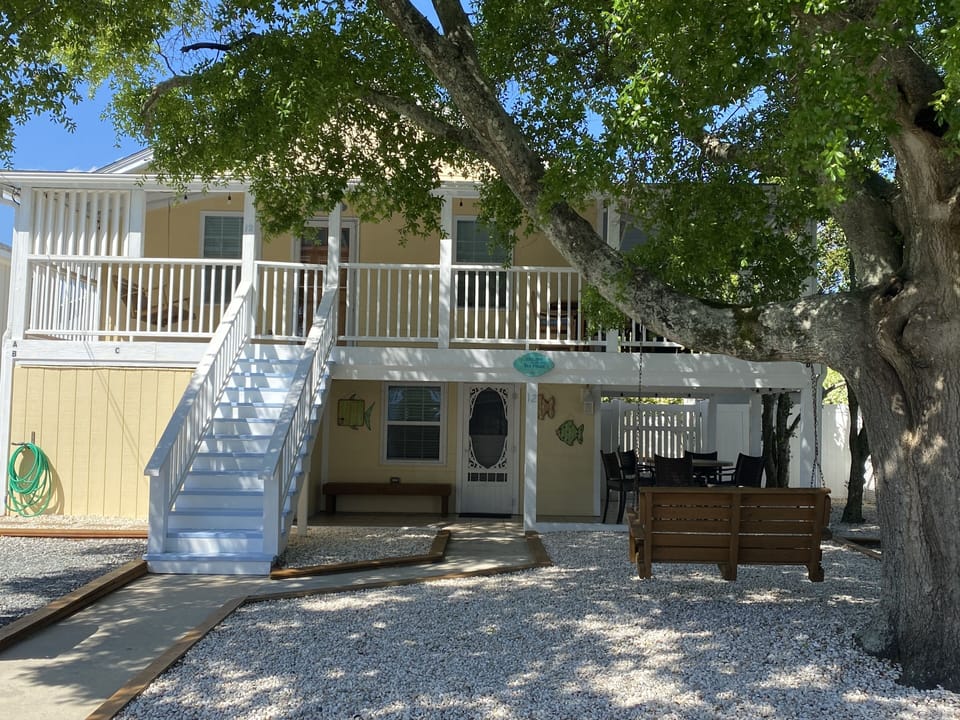 Five minute walk to the Atlantic....two minute walk to Banks Channel!!!