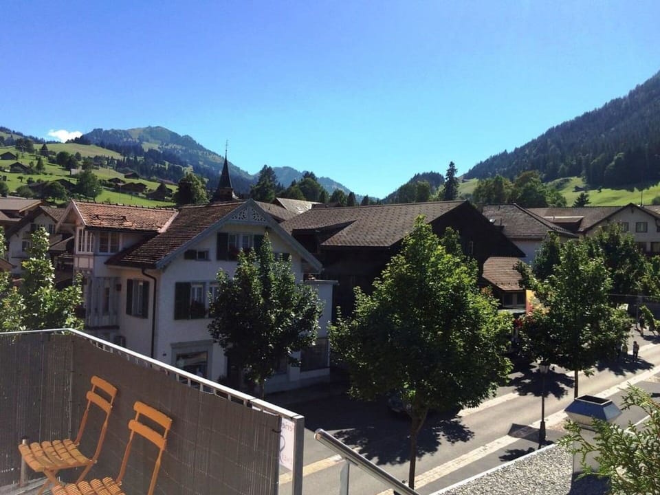 Sky, Building, Property, Mountain, House, Tree, Urban Design, Window, Neighbourhood, Residential Area