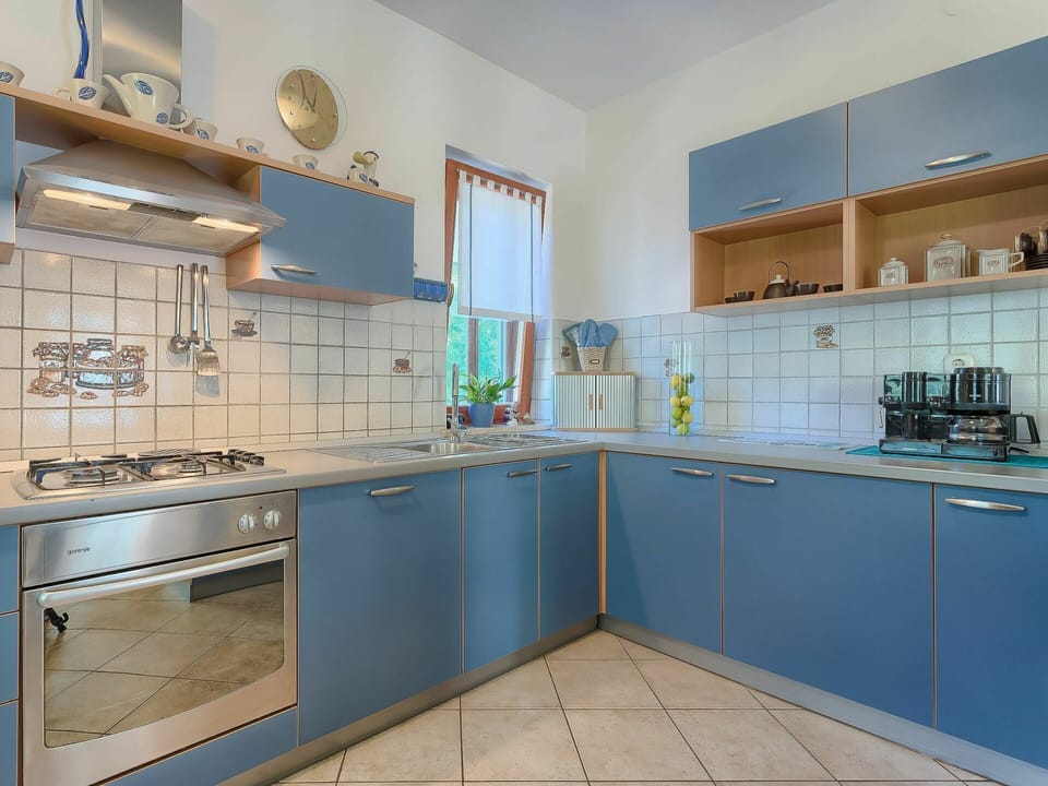Cabinetry, Countertop, Tap, Kitchen Appliance, Kitchen, Home Appliance, Kitchen Stove, Kitchen Sink, Interior Design, Architecture