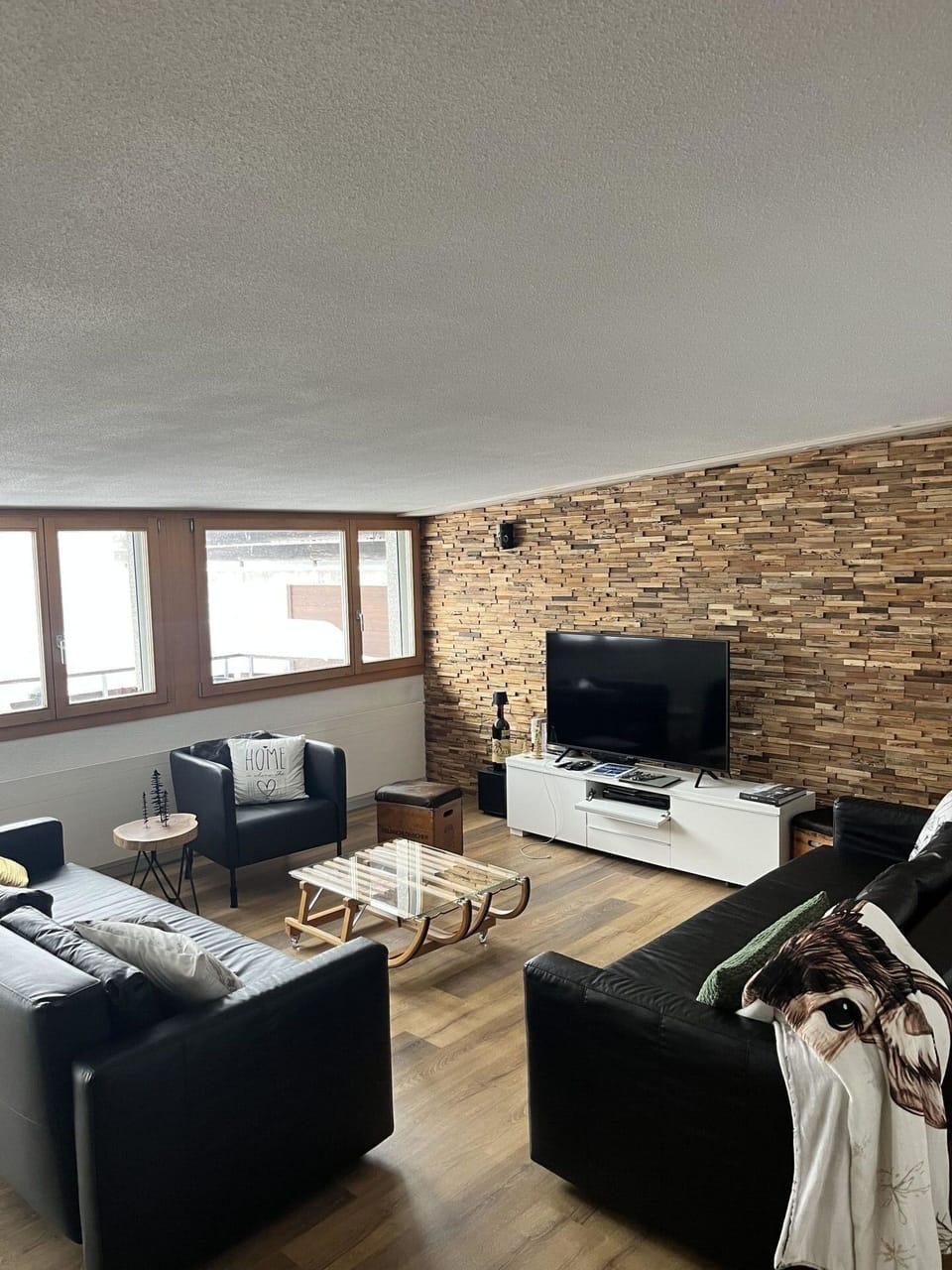 Wall, Flooring, Wood, Interior Design, Floor, Furniture, Brown, Room, Home, Living Room