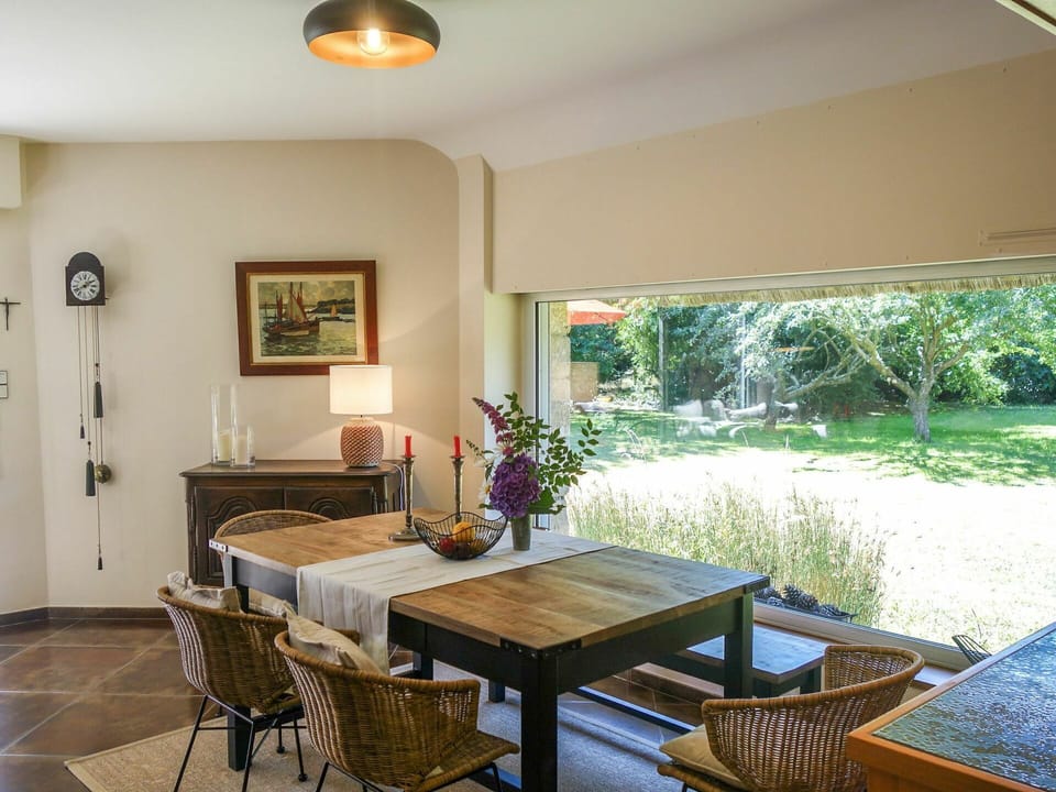 Table, Plant, Furniture, Property, Chair, Wood, Lighting, Houseplant, Interior Design, Shade