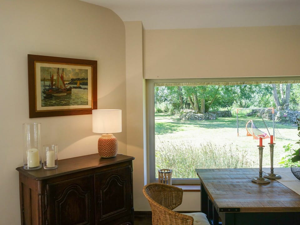 Table, Furniture, Plant, Picture Frame, Wood, Interior Design, Chair, Floor, House, Building