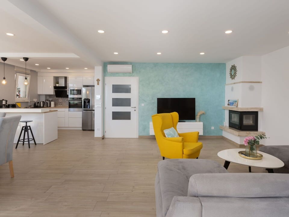 Furniture, Couch, Table, Comfort, Living Room, Interior Design, Flooring, Wood, Houseplant, Chair