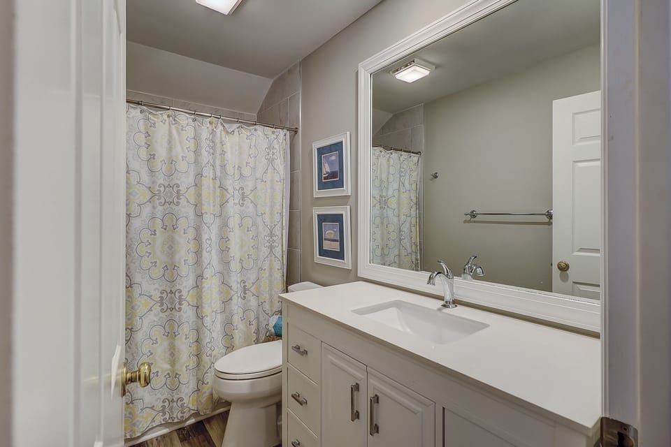 King Suite Full Bathroom