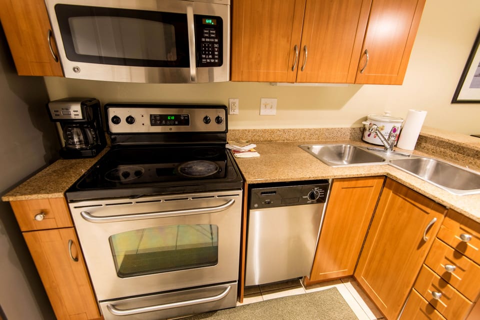Granite Counter Top Kitchen with Stainless Steel Appliance