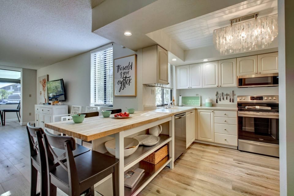 Seating for 4 off the kitchen at the breakfast bar.  Watch the chef in the family make your morning omelet!