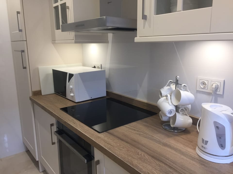 Beautiful fully equipped, newly refurbished kitchen. Very high spec.