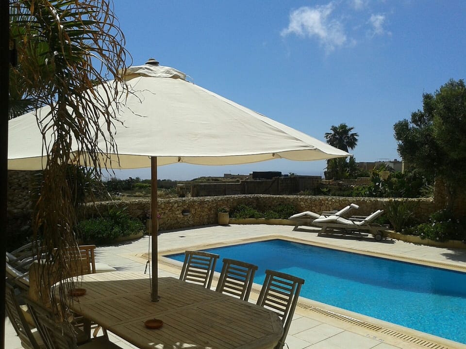 Outdoor dining area next to pool - Tal-Bjar Villa Gozo