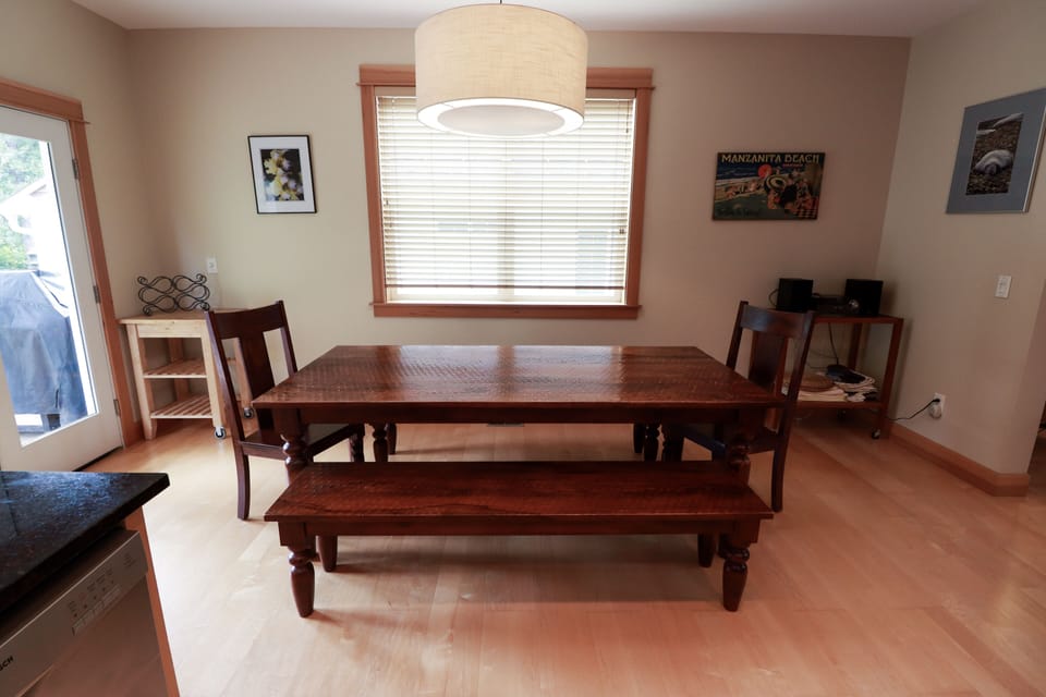 Dining area - large table great for families!