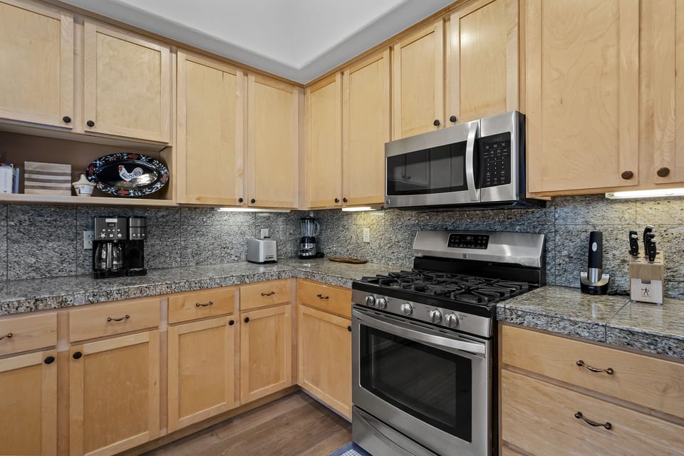 Kitchen: Tahoe Donner Forest Hideaway