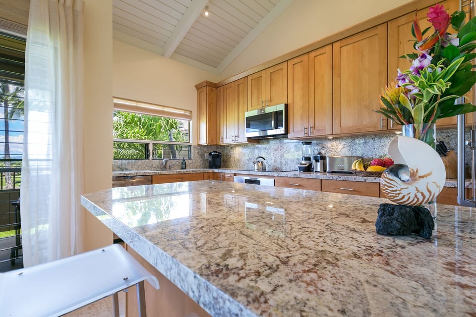 Granite topped breakfast bar/peninsula w/ bar stools