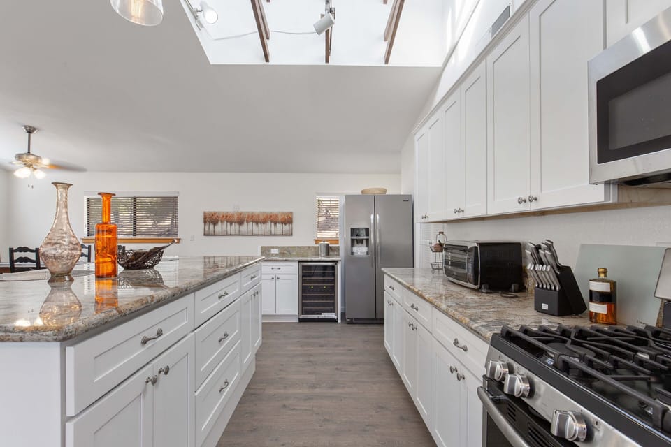 Fully equipped kitchen (utensils, spices, pots/pans , wine fridge, etc...)
