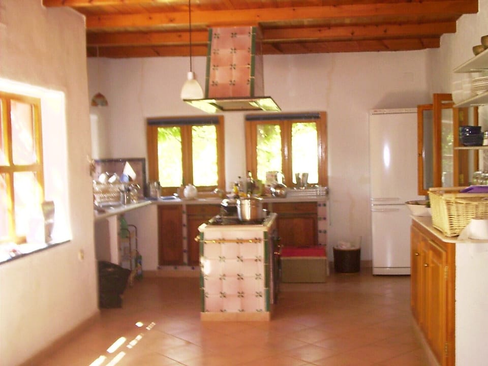 Spacious, well-equipped kitchen