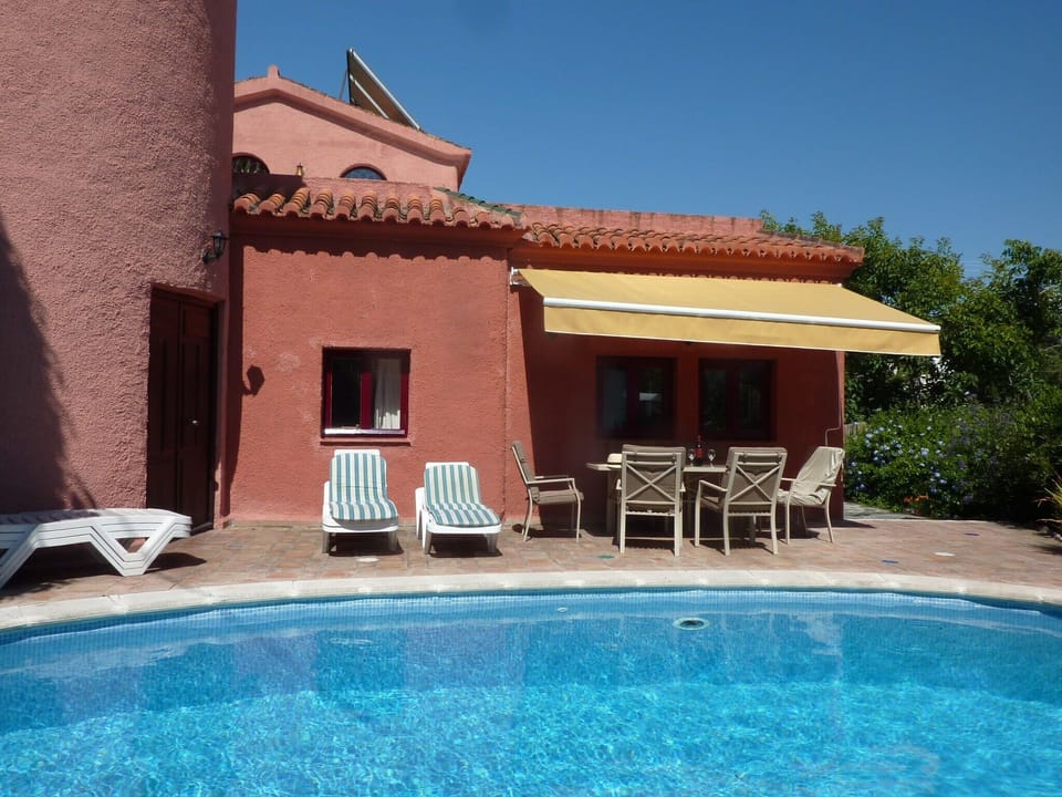 Shaded al fresco dining by the pool...