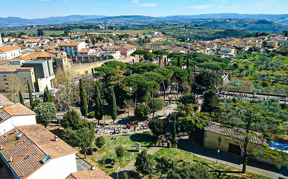 Local town only a 3 minute drive. Full of shops, restaurants, and wineries.