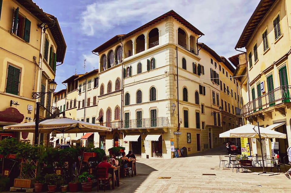 Local town only a 3 minute drive. Full of shops, restaurants, and wineries.