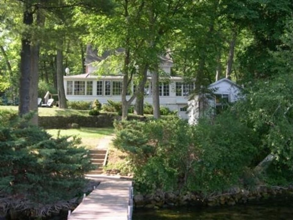 'Wooded Retreat' - On the Lakefront