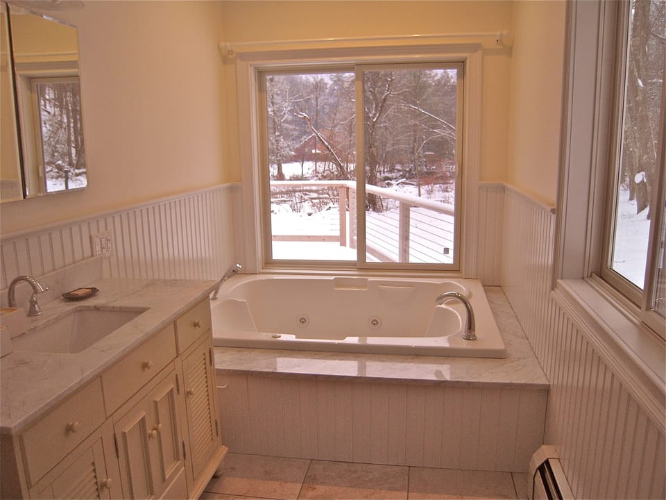 CREEK VIEW 2 person jacuzzi in master bedroom