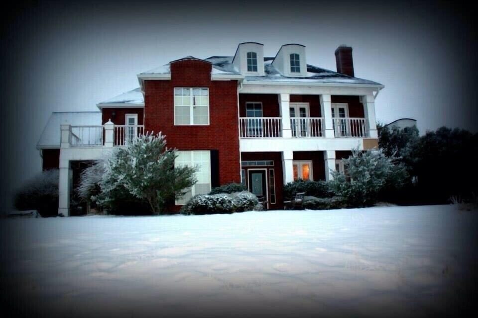 Five bedroom hunting lodge offers great views and a luxurious stay