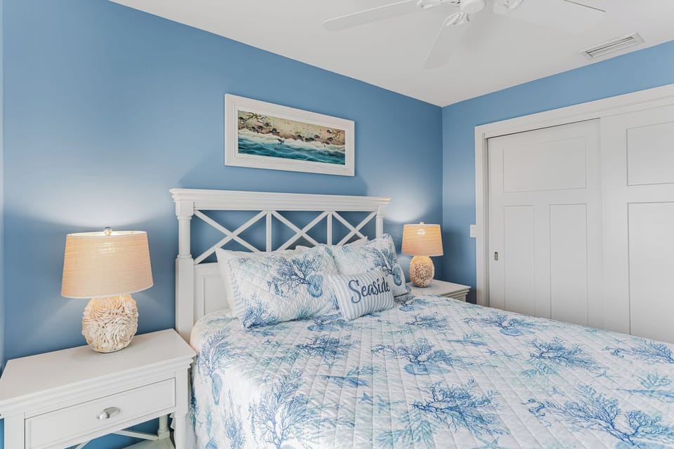 Guest Bedroom w/ Queen bed