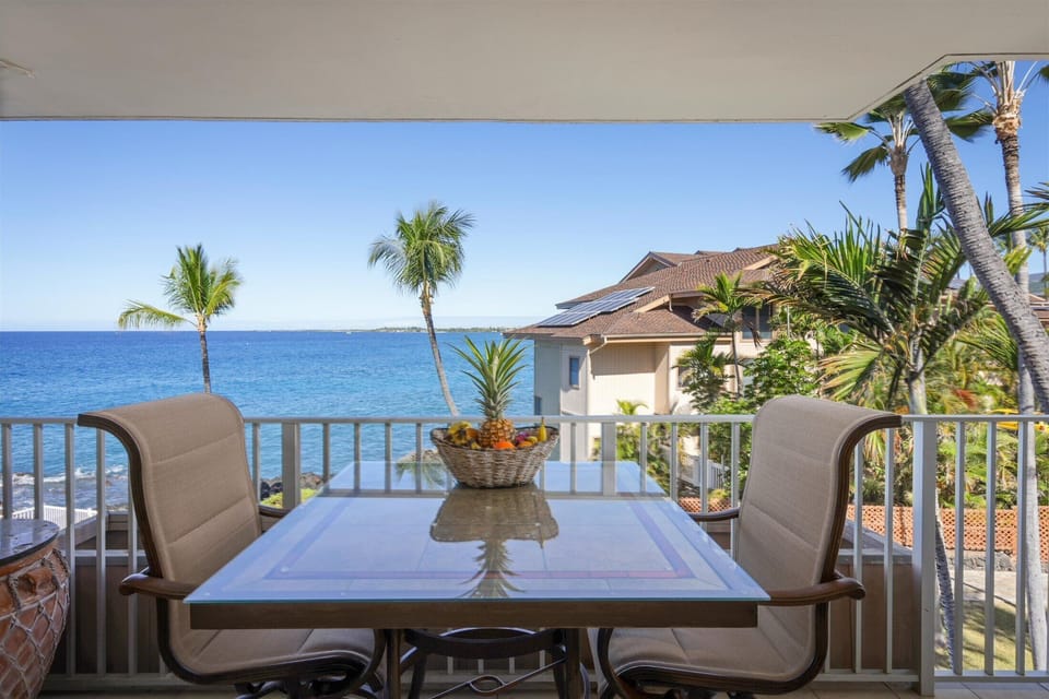 Private outdoor dining on the Lanai