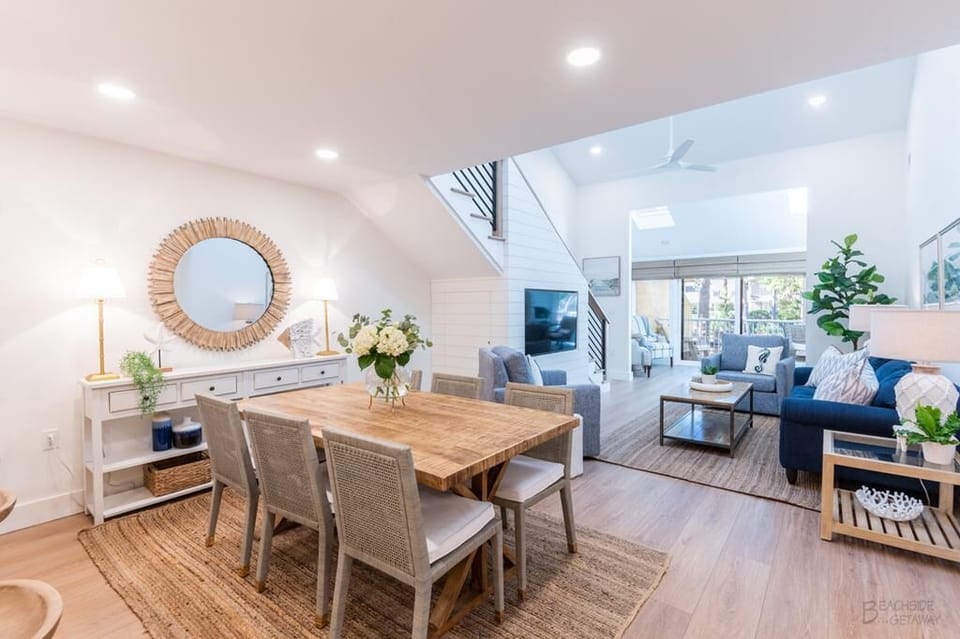 490 Capitan's- Dining Table