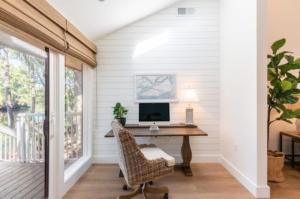 490 Capitan's- Work Space