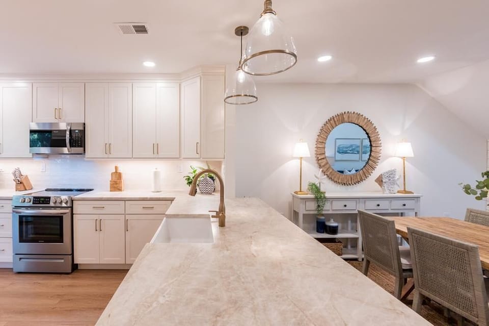 490 Capitan's- Kitchen Bar