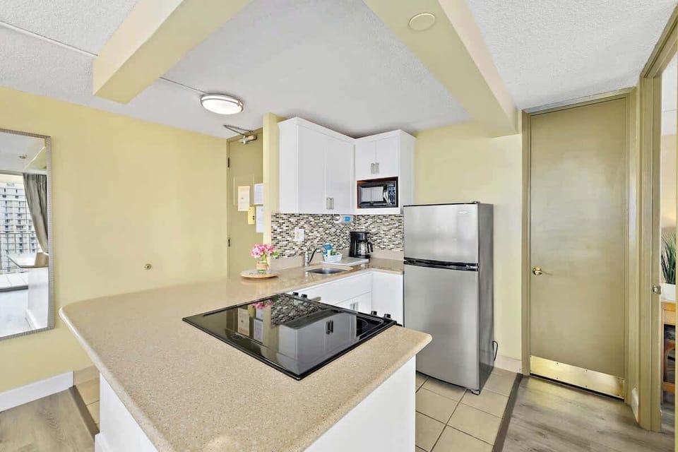 Fully equipped kitchen with coffee maker, blender, kettle, toaster, microwave and rice cooker