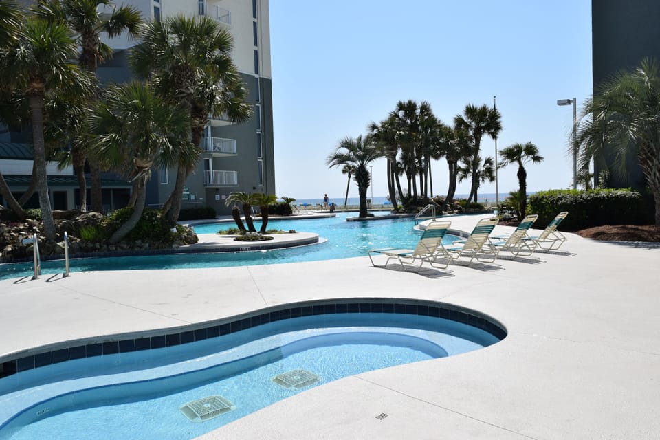 Huge Lagoon Pool & Hot Tub