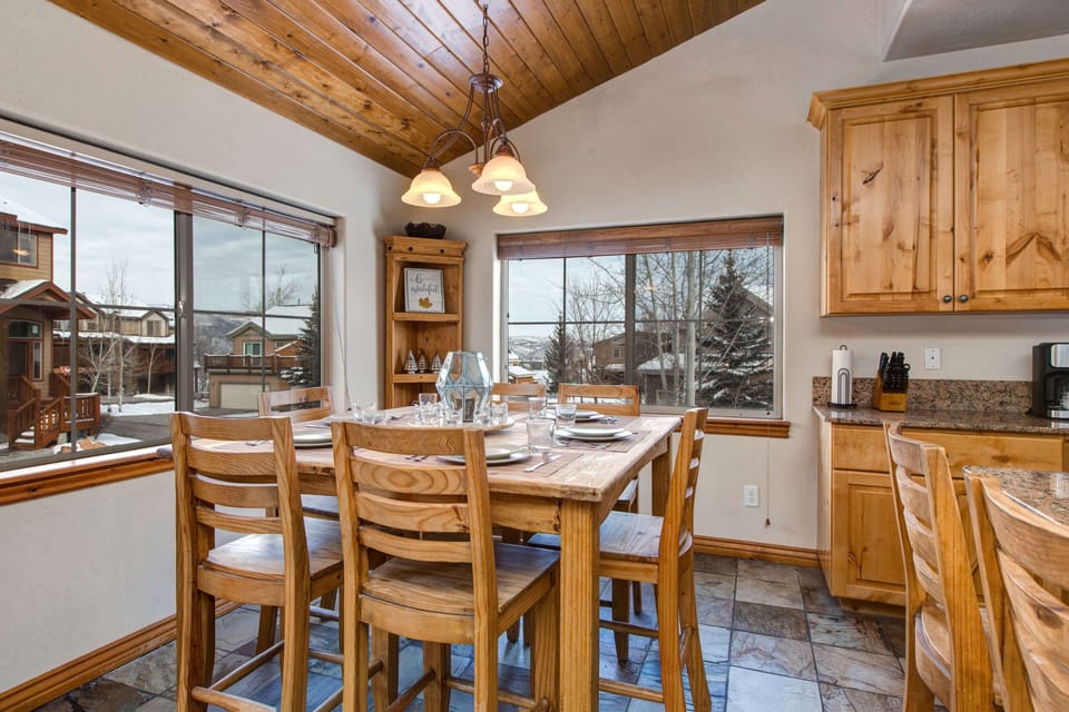 Bear Hollow Village 5478: Dining area