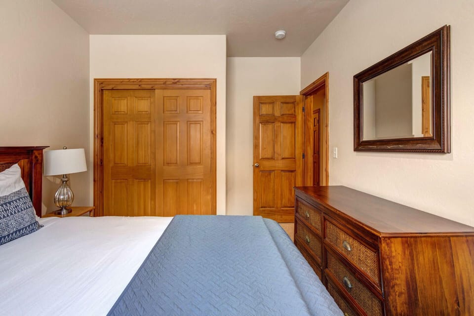 Bear Hollow Village 5478: Lower level bedroom with Queen-sized bed and shared bathroom