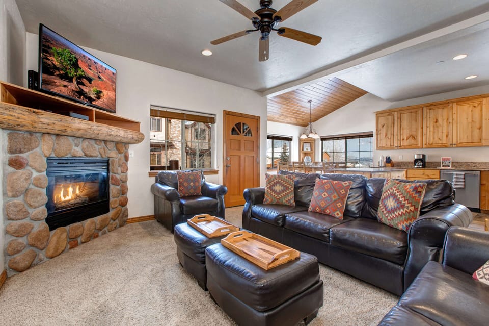 Bear Hollow Village 5478: Living room with cozy fireplace