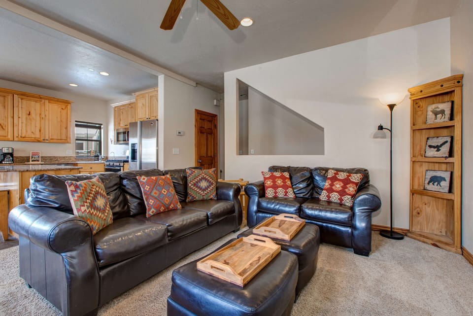 Bear Hollow Village 5478: Living room with cozy fireplace