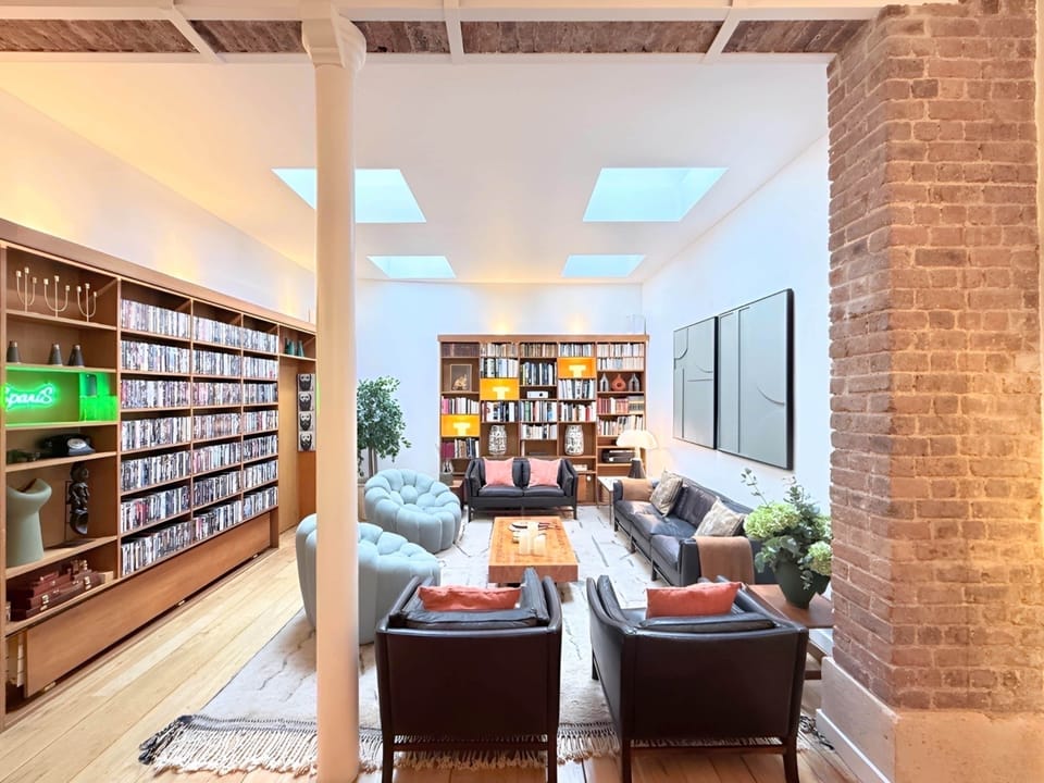 SPARIS – Vue du salon – Design élégant avec sa grande bibliothèque et son espace DVD:tech