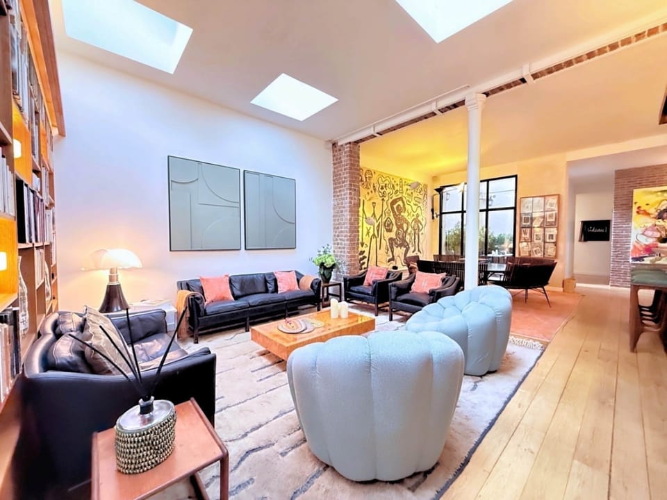 SPARIS – Très grand salon pour 10 personnes, design et chic, avec sa vaste bibliothèque.