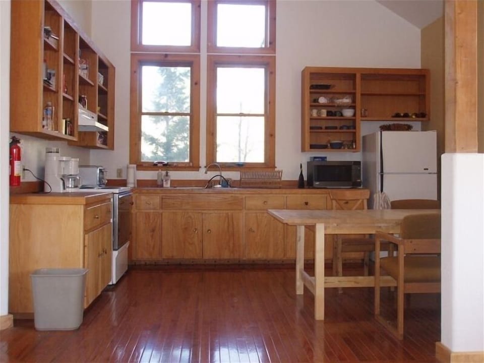 Full kitchen