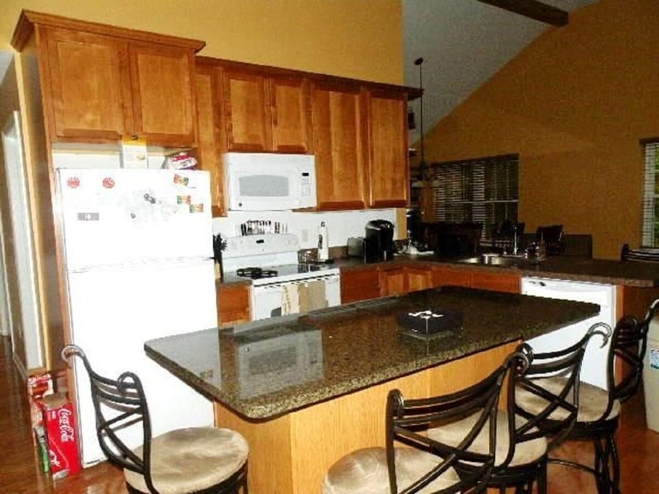 refrig,oven ,microwave,coffee maker,dishwasher ,dishes,pots&pans,silverware